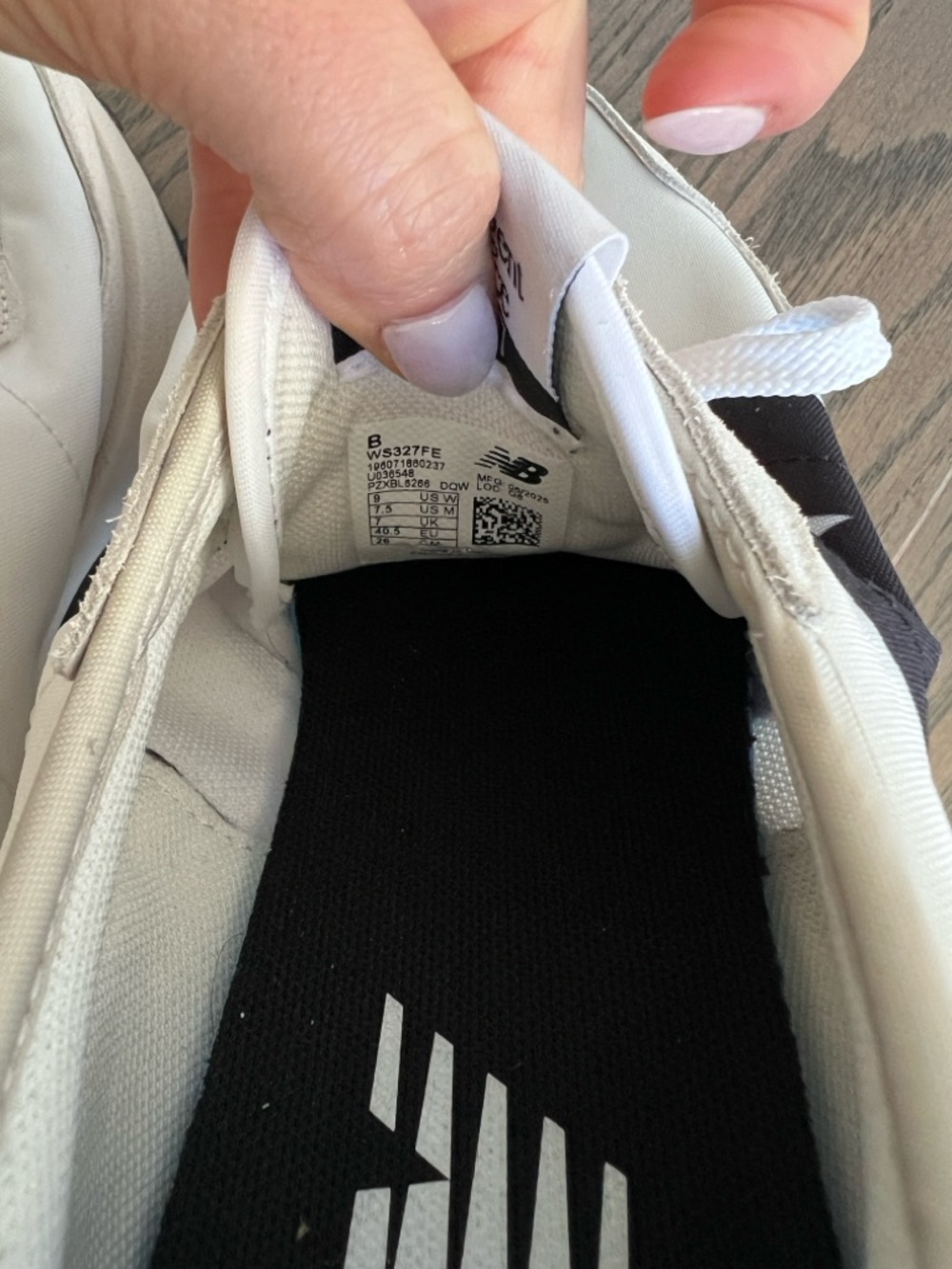 NWOB New Balance Women's 327 Sneakers in Black and White - Picture 5 of 6